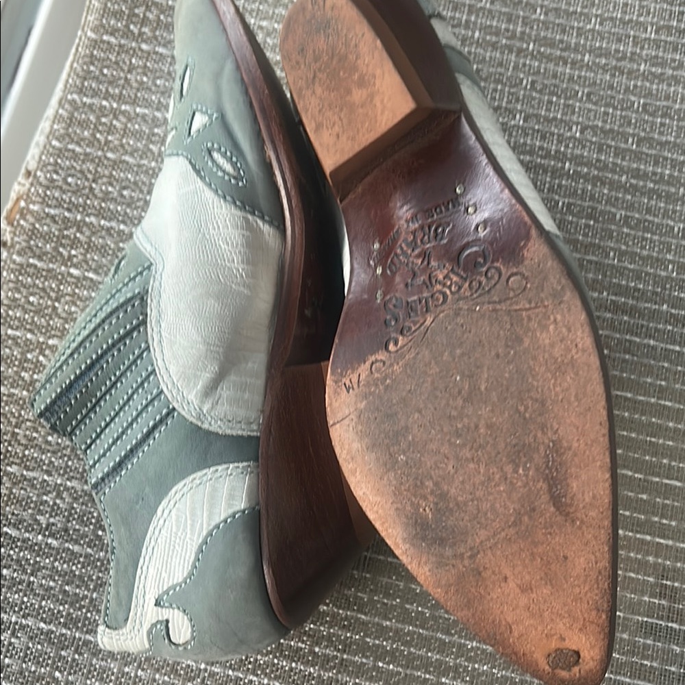Gray and White woman Western Style Shoes Size 7. - Picture 7 of 8